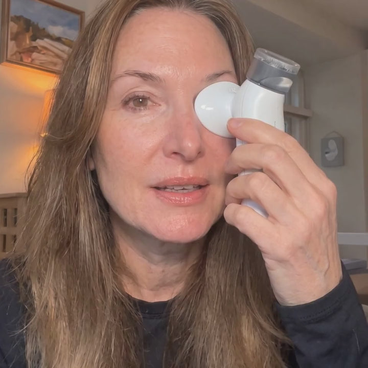Eye steamer in use, illustrative scene