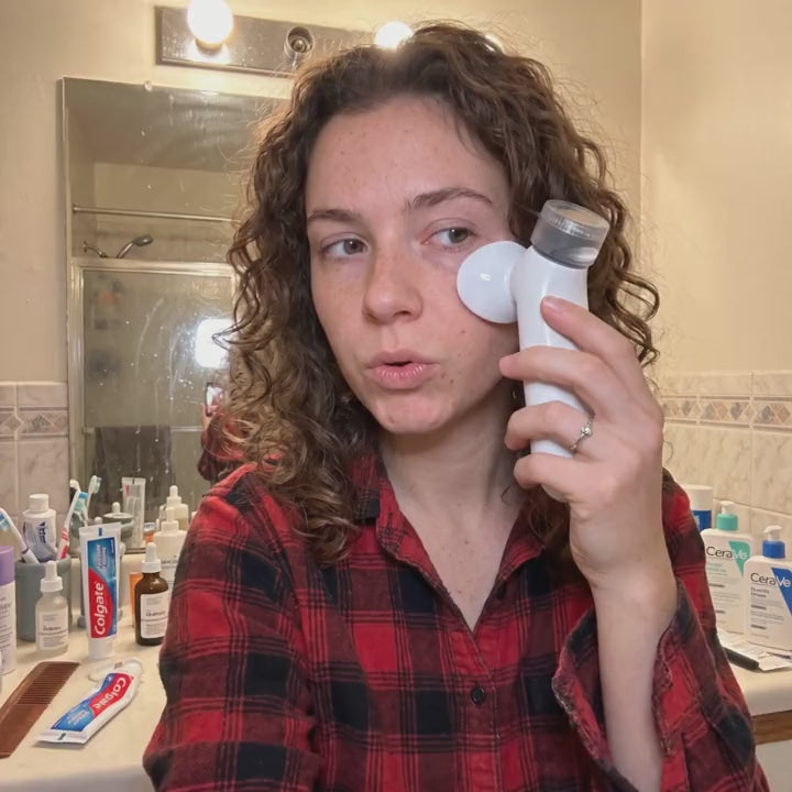 Eye steamer in use, illustrative scene