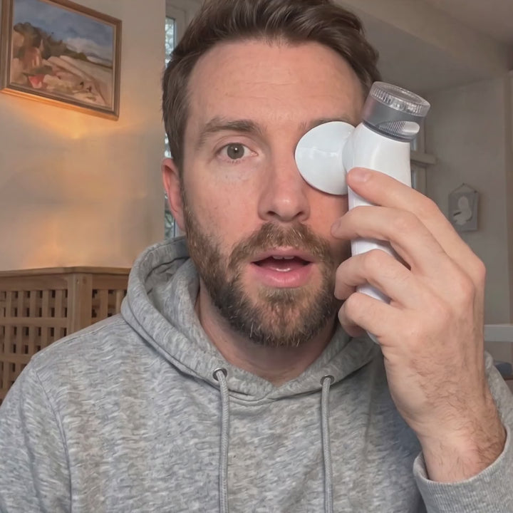 Eye steamer in use, illustrative scene