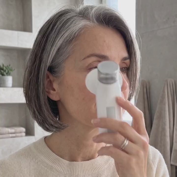 Eye steamer in use, illustrative scene